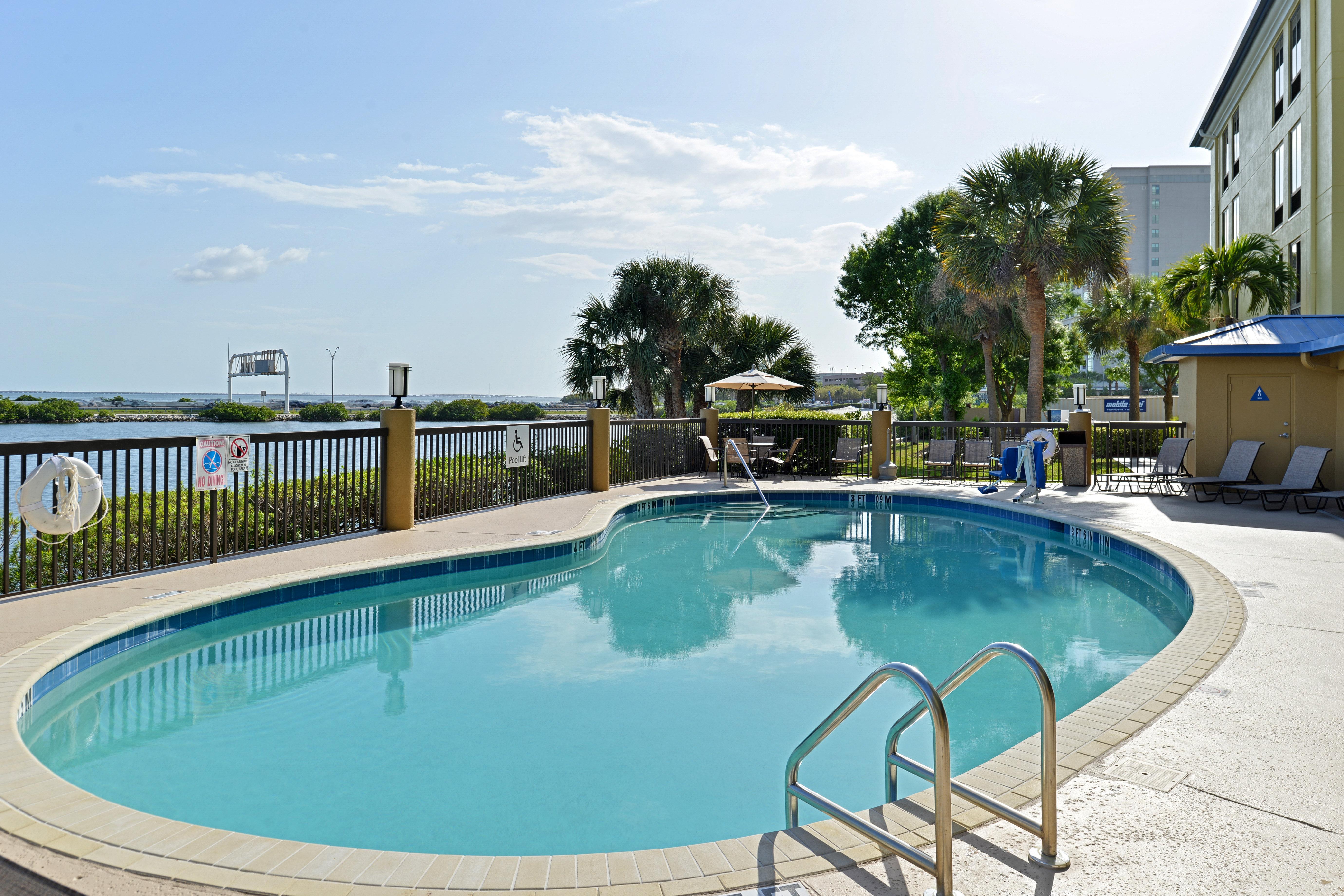 Holiday Inn Express Hotel & Suites Tampa-Rocky Point Island, An Ihg Hotel Exterior foto